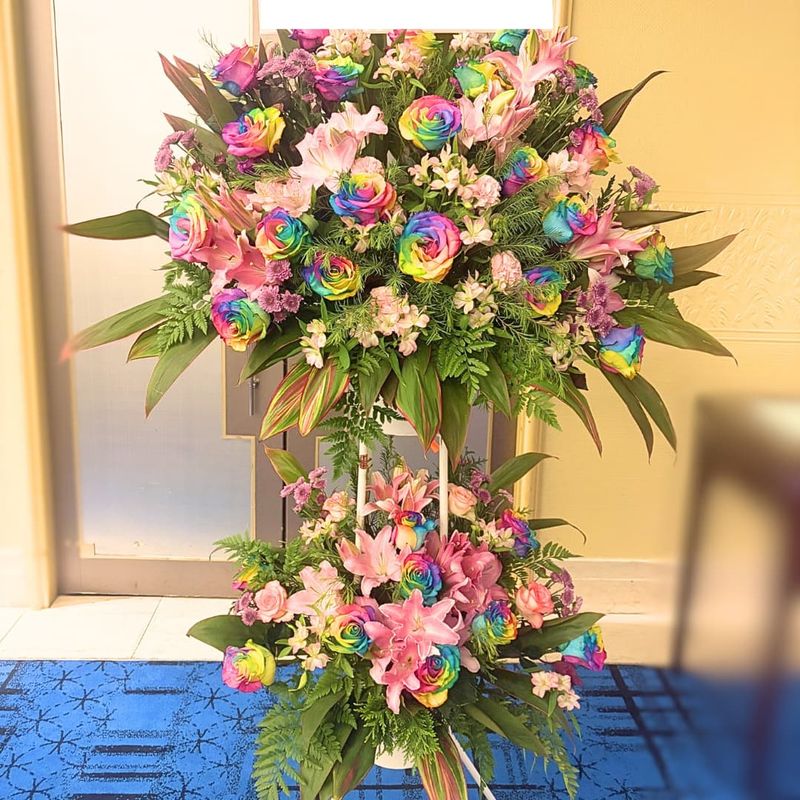 商品サムネイル: 【レインボーローズ入り】スタンド花 2段　50000円
