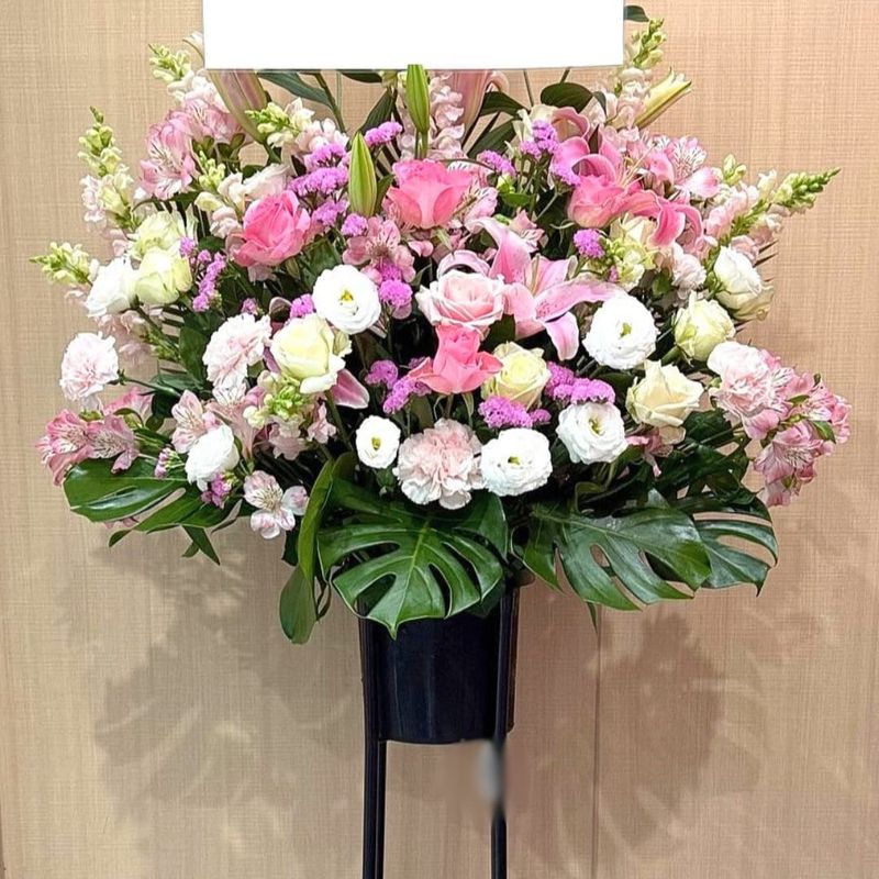 商品サムネイル: 【モンステラ入り】お祝いスタンド花1段　25000円