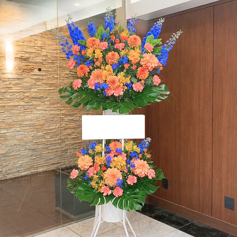 商品サムネイル: 【モンステラ入り】お祝いスタンド花2段　30000円