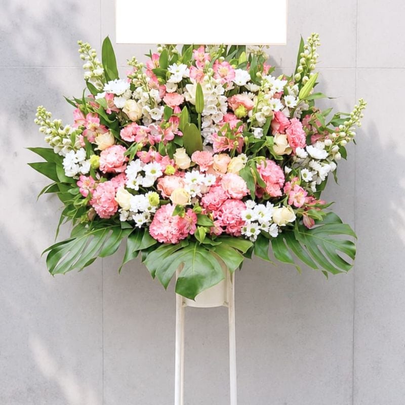 商品サムネイル: 【モンステラ入り】お祝いスタンド花1段　35000円