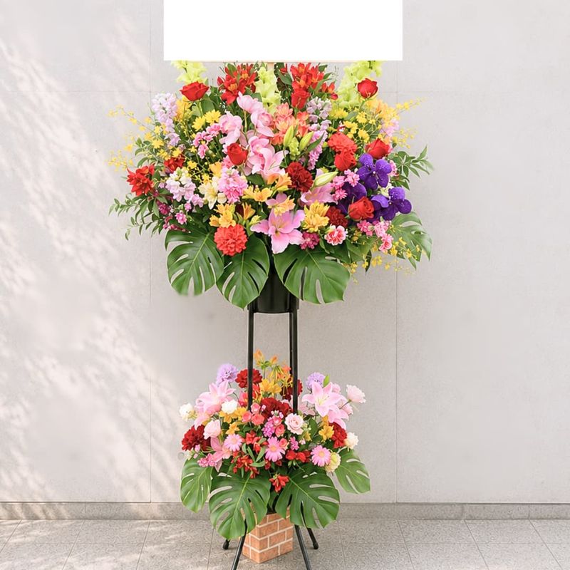 商品サムネイル: 【モンステラ入り】お祝いスタンド花2段　35000円