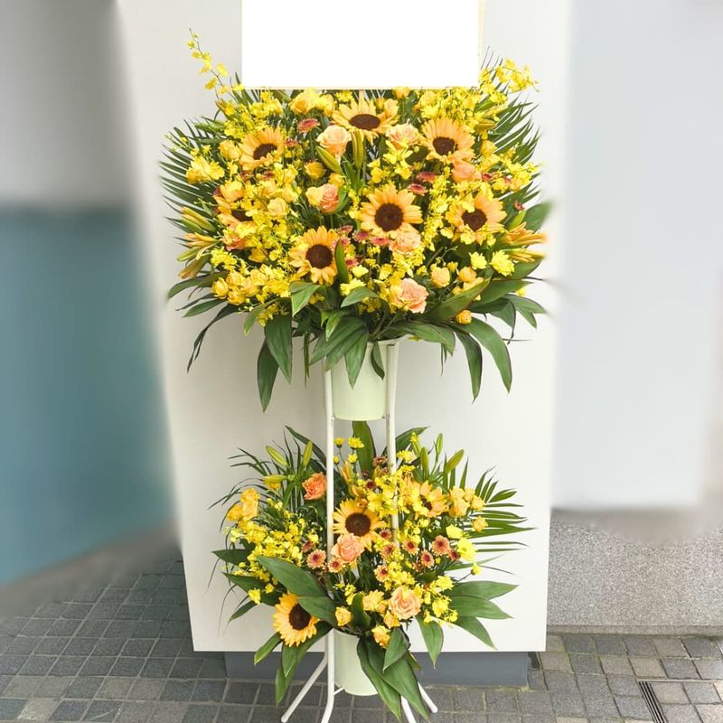 商品サムネイル: 【夏限定！8/31まで】ひまわり入りスタンド花2段　25000円