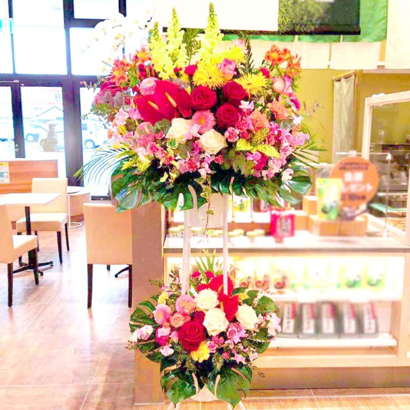 商品サムネイル: 【白バラ入り】お祝いスタンド花2段　30000円