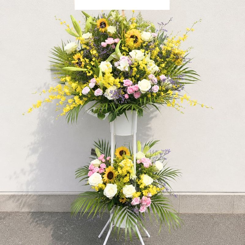 商品サムネイル: 【白バラ入り】お祝いスタンド花2段　30000円