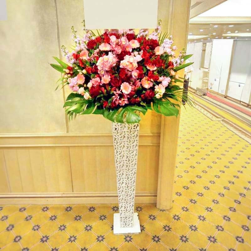 商品サムネイル: 【赤バラ入り】お祝いスタンド花1段　35000円