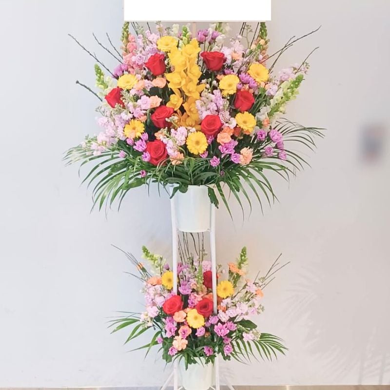 商品サムネイル: 【赤バラ入り】お祝いスタンド花2段　30000円