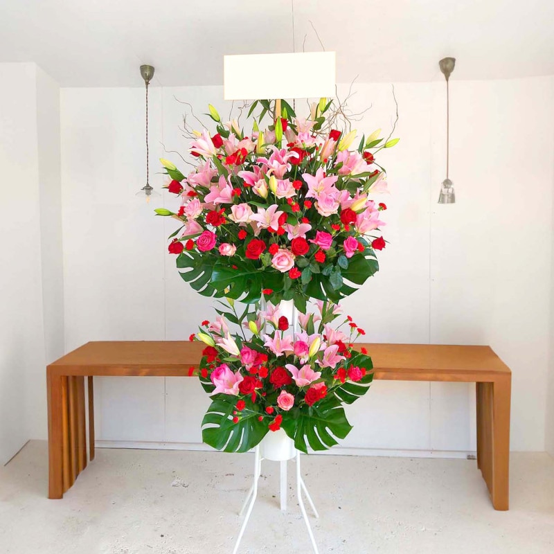 商品サムネイル: 【赤バラ入り】お祝いスタンド花2段　30000円