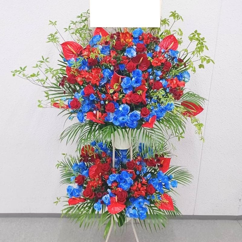 商品サムネイル: 【赤バラ入り】お祝いスタンド花2段　45000円