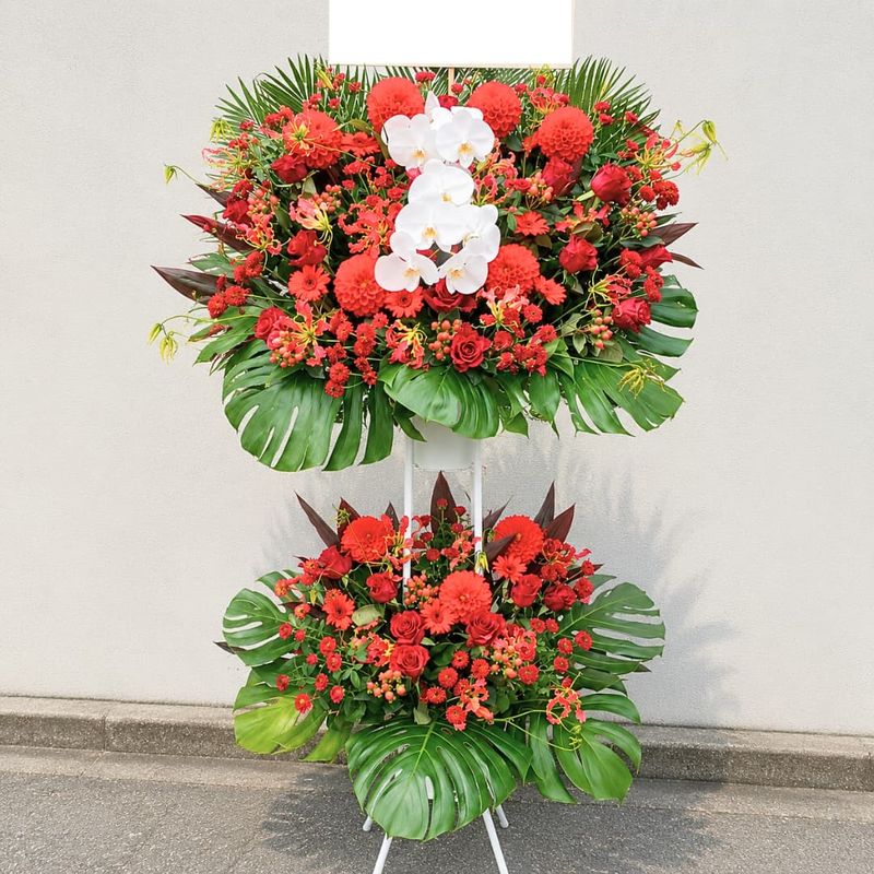 商品サムネイル: 【赤バラ入り】お祝いスタンド花2段　50000円