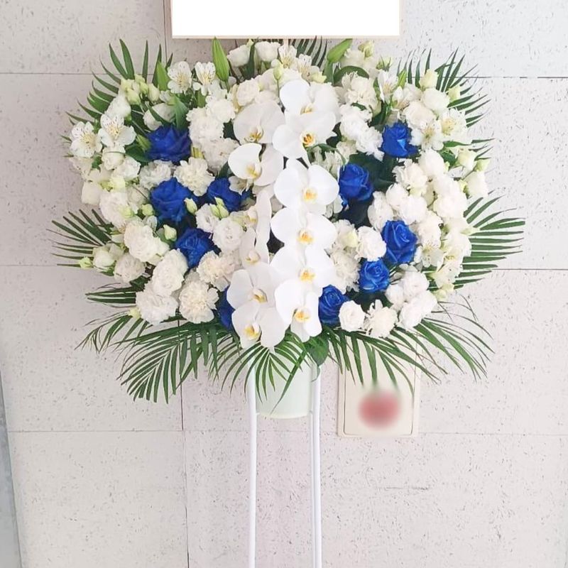 商品サムネイル: 【青バラ入り】お祝いスタンド花1段　40000円