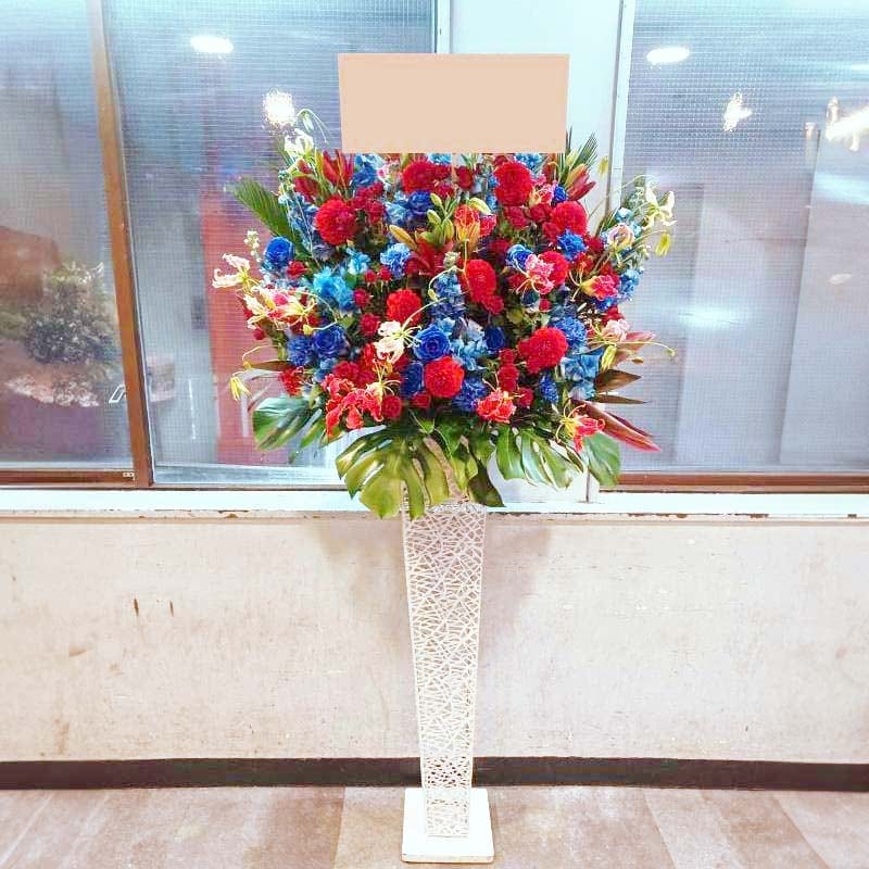 商品サムネイル: 【青バラ入り】お祝いスタンド花1段　40000円