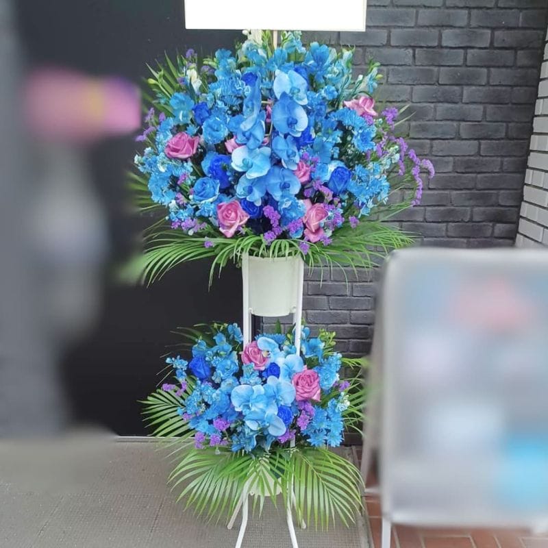 商品サムネイル: 【青バラ入り】お祝いスタンド花2段　40000円