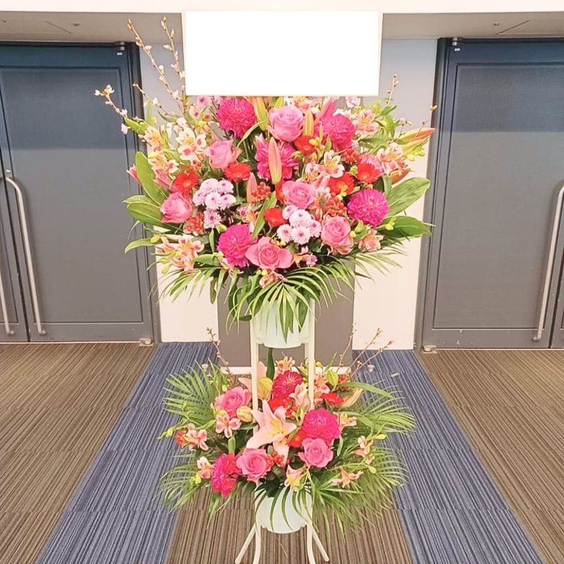 商品サムネイル: 【ピンクバラ入り】お祝いスタンド花2段　35000円