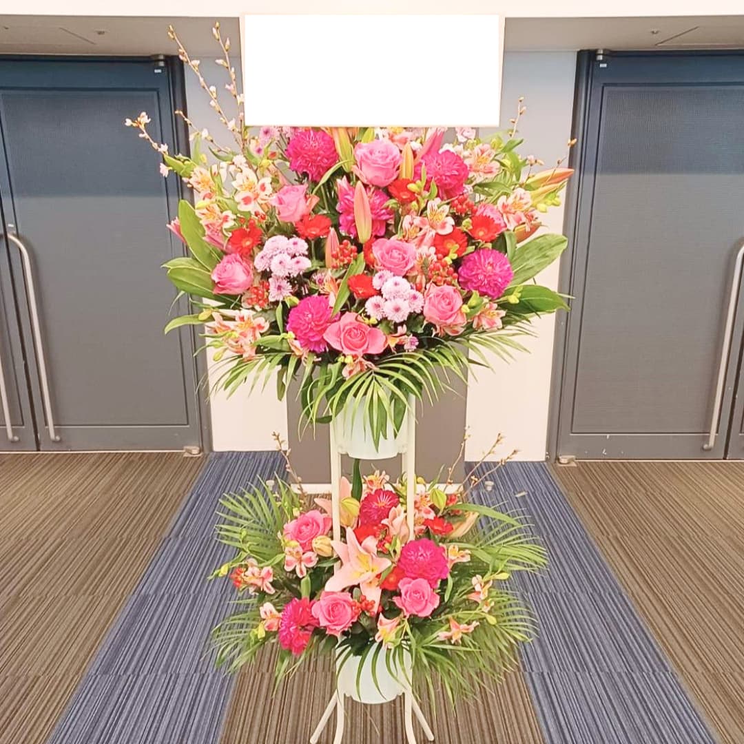 薔薇のカッティング&ステンシル　ピンクの木製2段ラック ピンクバラ入り】お祝いスタンド花2段 35000円 | 開店祝い | 【花助
