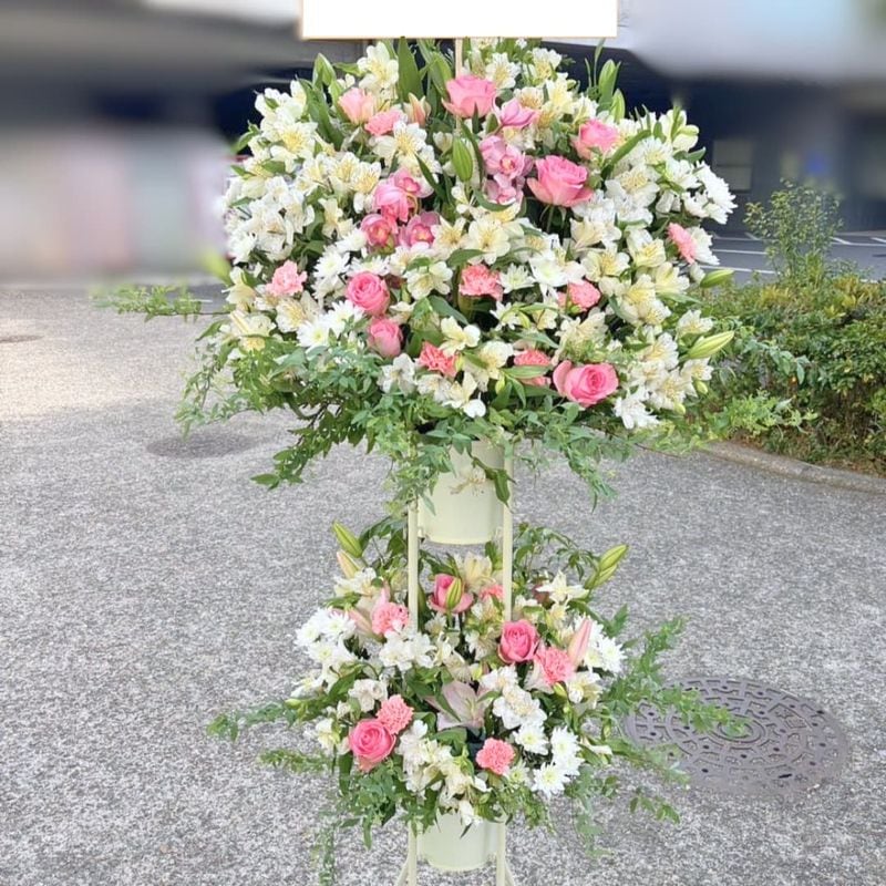 商品サムネイル: 【ピンクバラ入り】お祝いスタンド花2段　40000円