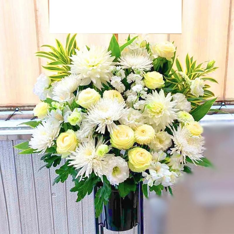 商品サムネイル: 【白バラ入り】お祝いスタンド花1段　25000円