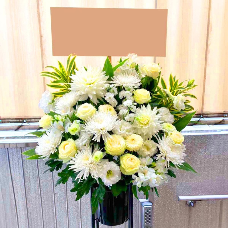 商品サムネイル: 【白バラ入り】お祝いスタンド花1段　25000円