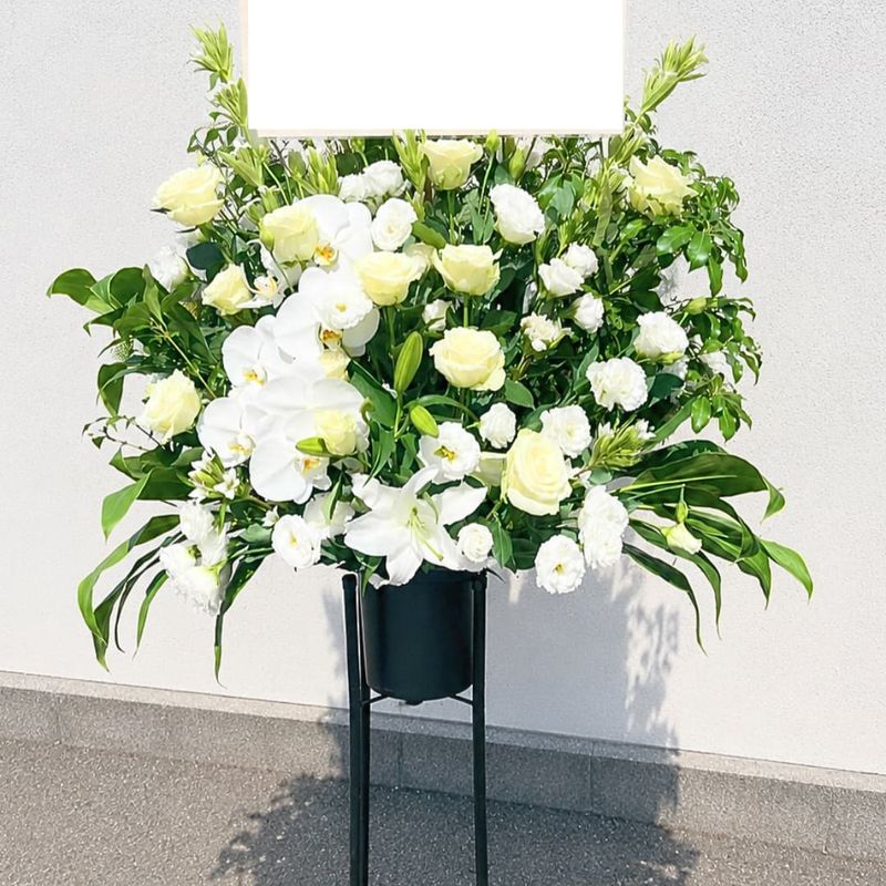 商品サムネイル: 【白バラ入り】お祝いスタンド花1段　30000円