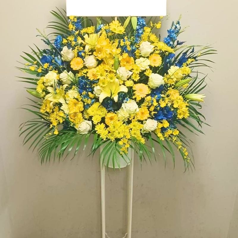 商品サムネイル: 【白バラ入り】お祝いスタンド花1段　35000円