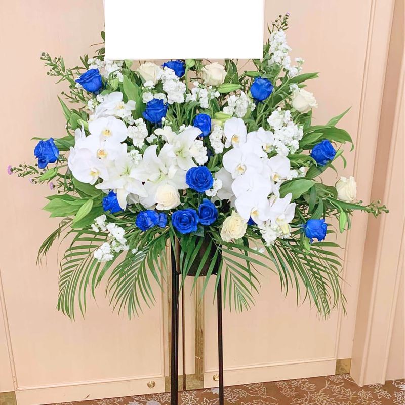 商品サムネイル: 【白バラ入り】お祝いスタンド花1段　40000円