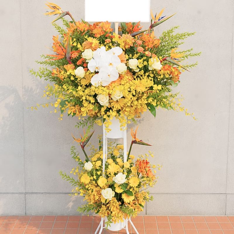 商品サムネイル: 【白バラ入り】お祝いスタンド花2段　35000円