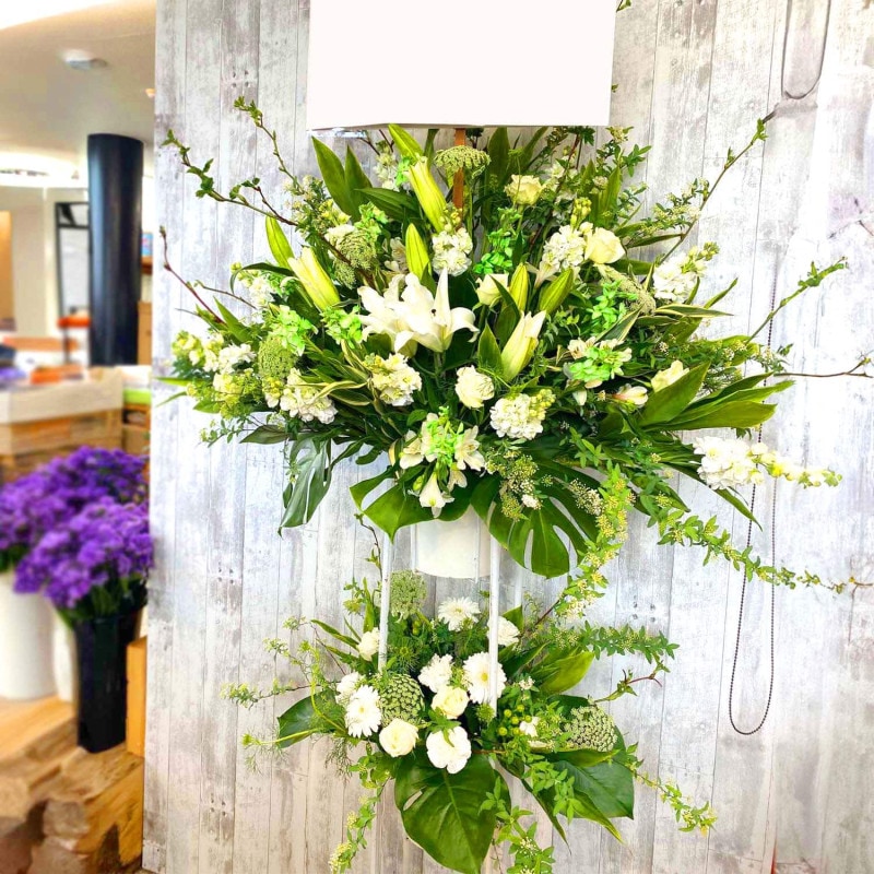 商品サムネイル: 【白バラ入り】お祝いスタンド花2段　40000円