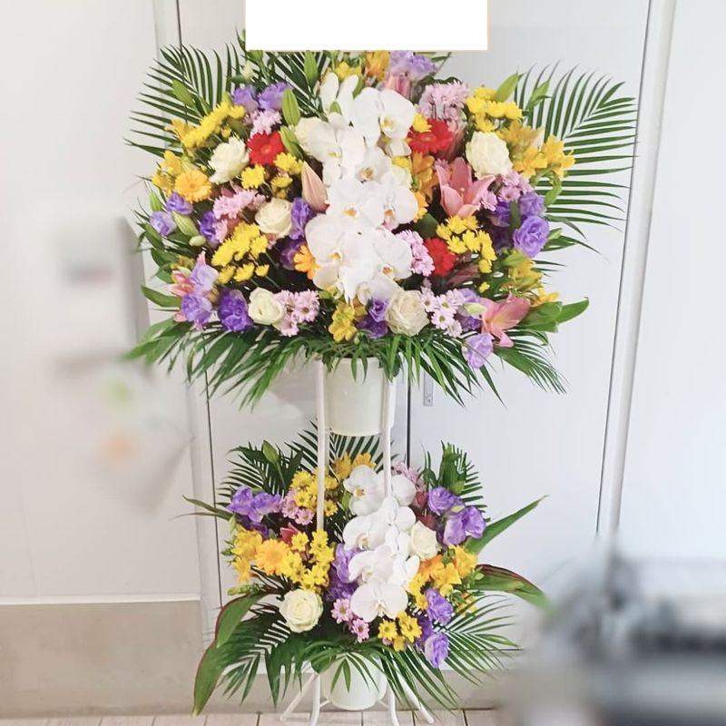 商品サムネイル: 【白バラ入り】お祝いスタンド花2段　45000円