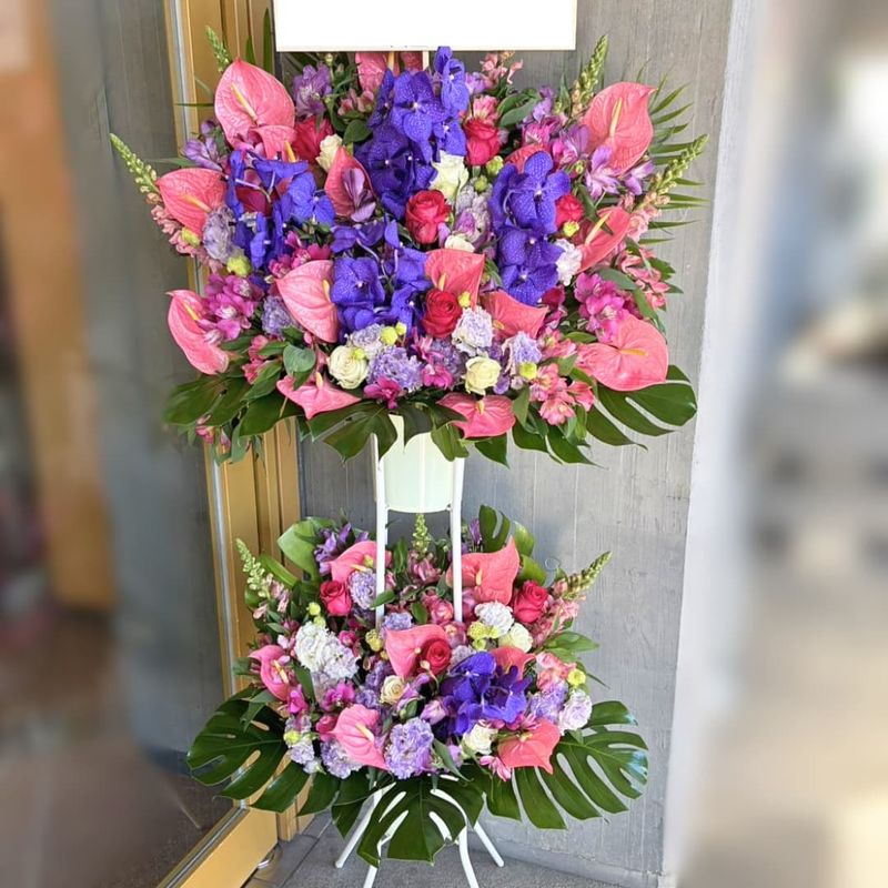 商品サムネイル: 【白バラ入り】お祝いスタンド花2段　50000円