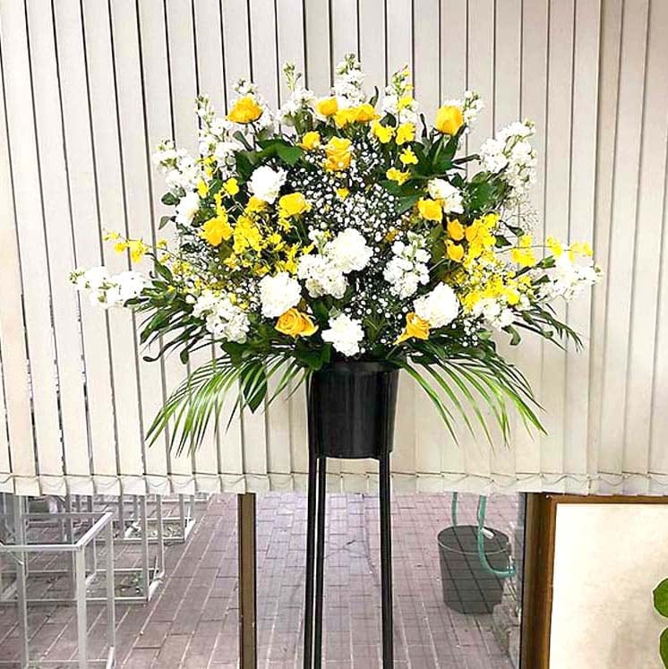 商品サムネイル: 【黄色バラ入り】お祝いスタンド花1段　25000円