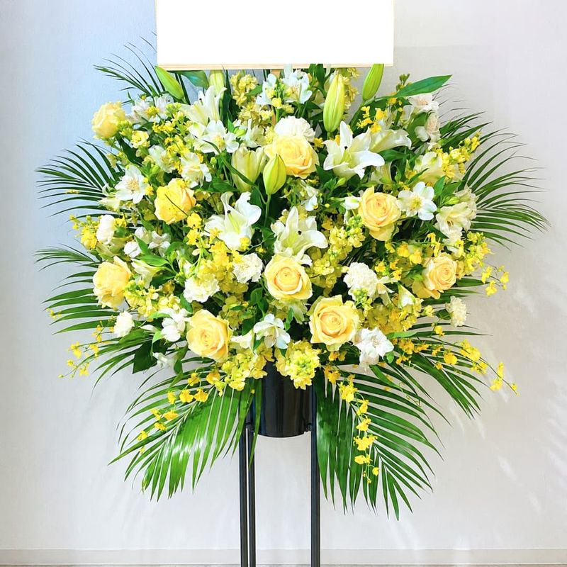 商品サムネイル: 【黄色バラ入り】お祝いスタンド花1段　25000円