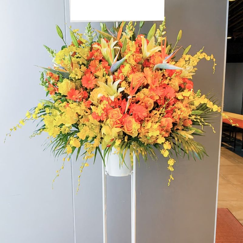 商品サムネイル: 【黄色バラ入り】お祝いスタンド花1段　30000円