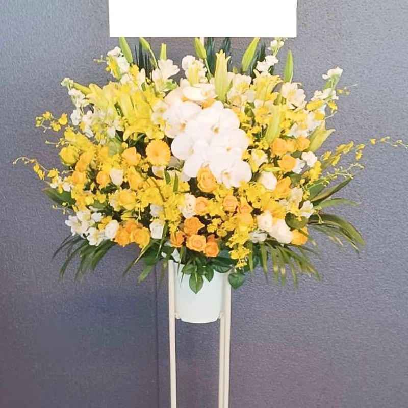 商品サムネイル: 【黄色バラ入り】お祝いスタンド花1段　35000円