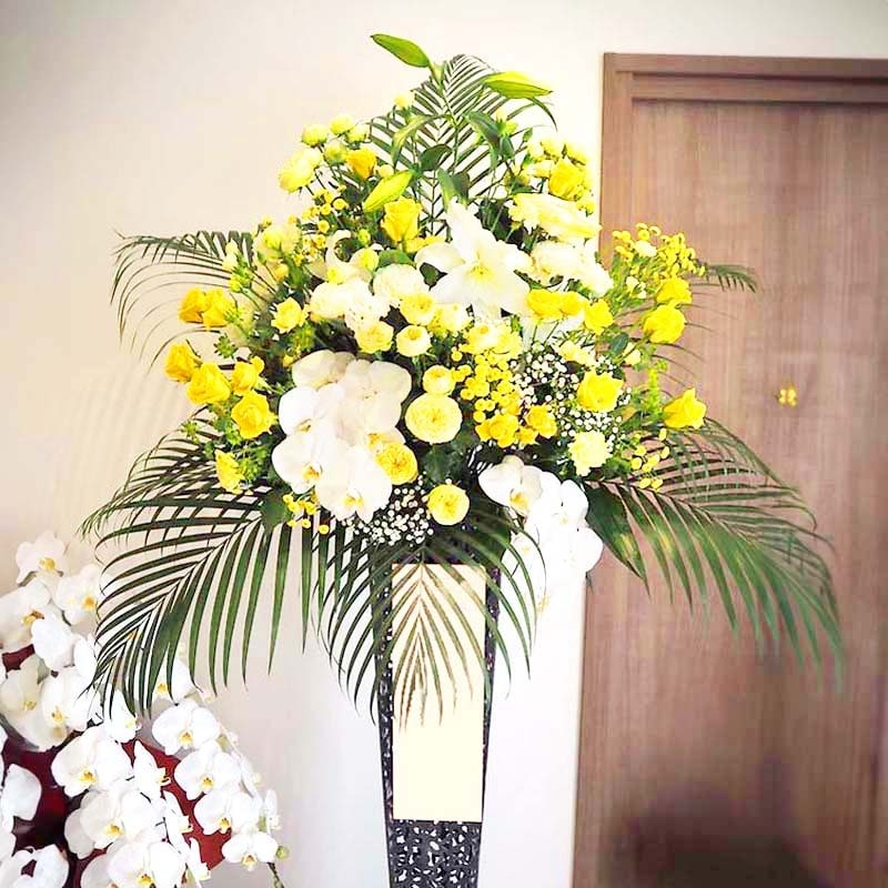 商品サムネイル: 【黄色バラ入り】お祝いスタンド花1段　40000円