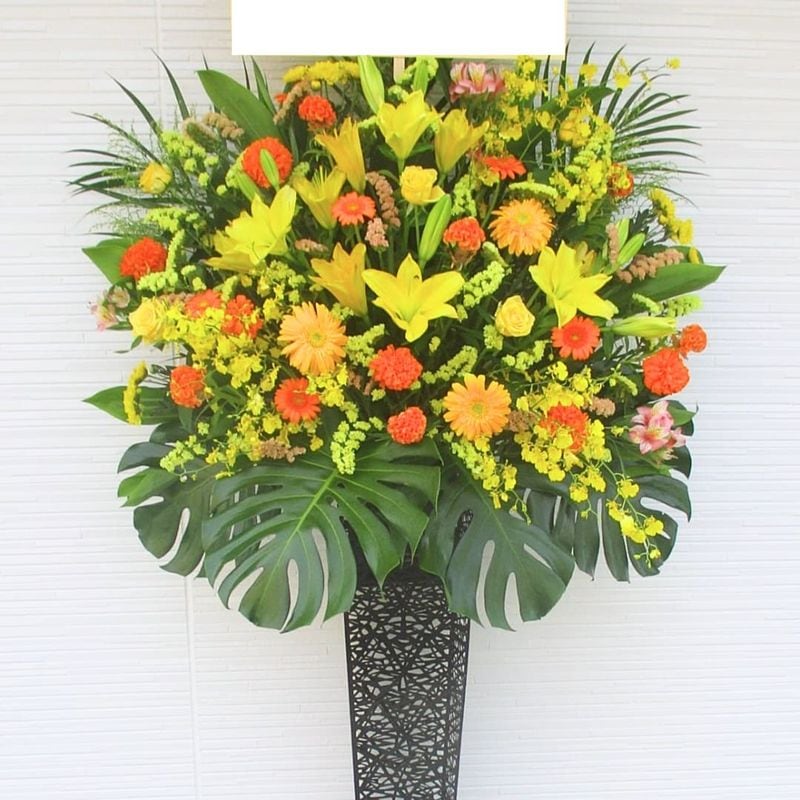 商品サムネイル: 【黄色バラ入り】お祝いスタンド花1段　40000円