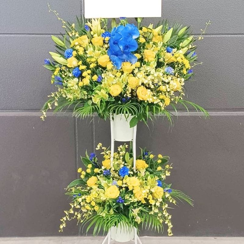 商品サムネイル: 【黄色バラ入り】お祝いスタンド花2段　35000円