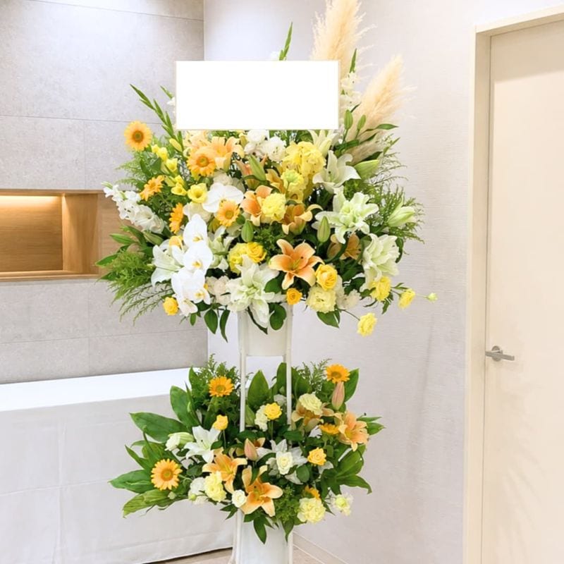 商品サムネイル: 【黄色バラ入り】お祝いスタンド花2段　40000円