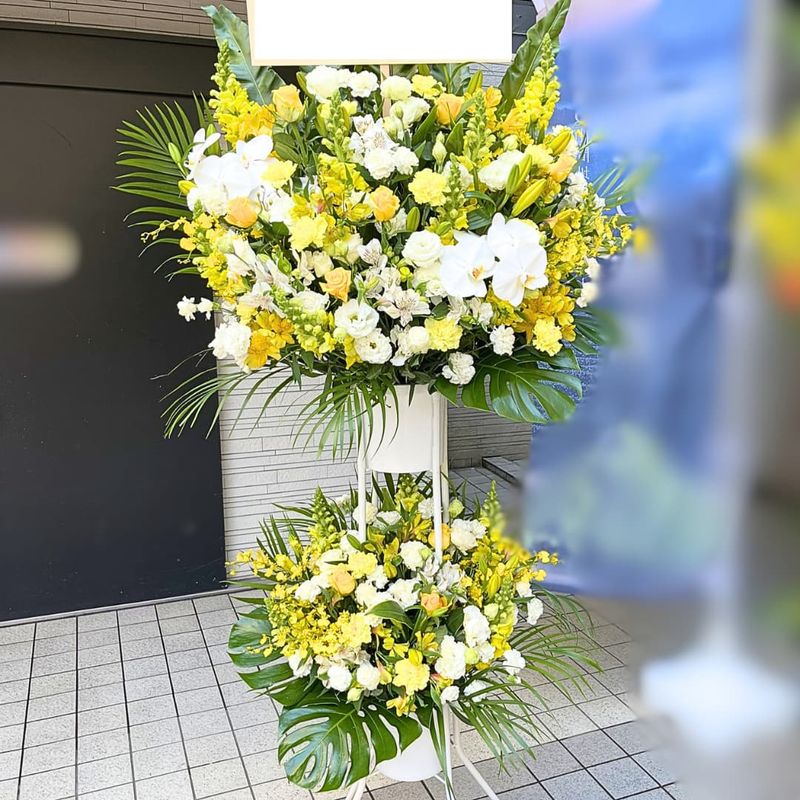 商品サムネイル: 【黄色バラ入り】お祝いスタンド花2段　45000円