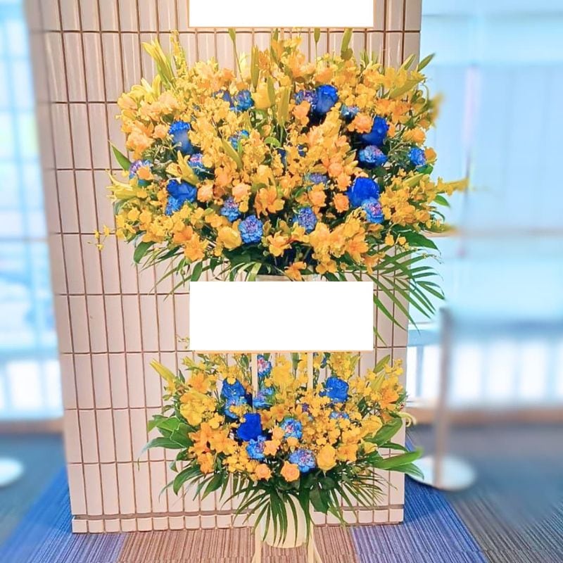 商品サムネイル: 【黄色バラ入り】お祝いスタンド花2段　50000円
