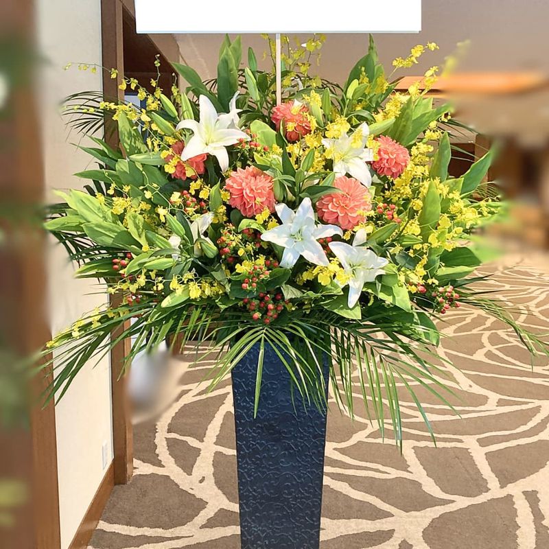 商品サムネイル: 【ユリ入り】スタンド花1段　35000円