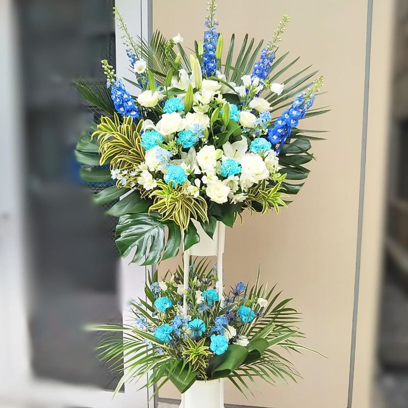 商品サムネイル: 【ユリ入り】スタンド花2段　35000円