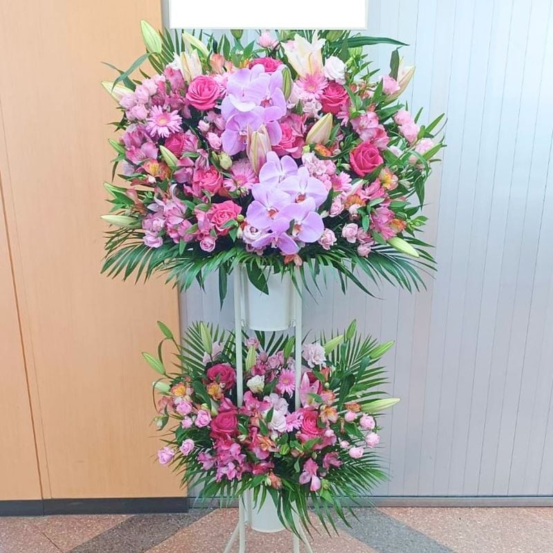 商品サムネイル: 【ユリ入り】スタンド花2段　50000円