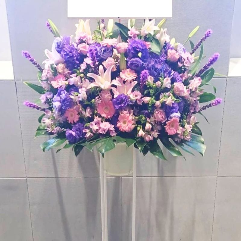 商品サムネイル: 【モンステラ入り】お祝いスタンド花1段　40000円