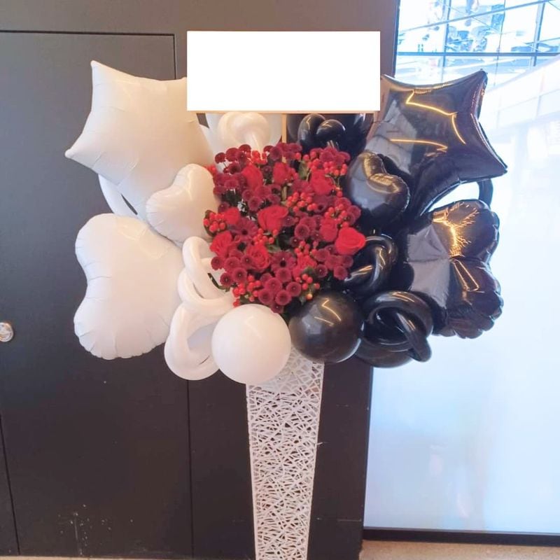 商品サムネイル: 【セレクトカラーシリーズ】【モノトーンに映える深紅のアクセント】バルーンスタンド花1段　30,000円