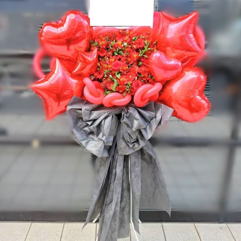 商品サムネイル: 【セレクトカラーシリーズ】【深紅を彩る黒リボン】バルーンスタンド花1段　35,000円