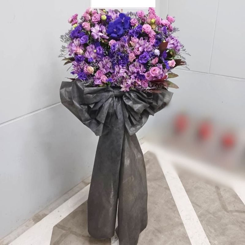 商品サムネイル: 【セレクトカラーシリーズ】【高貴な紫を彩る黒リボン】スタンド花1段　35,000円