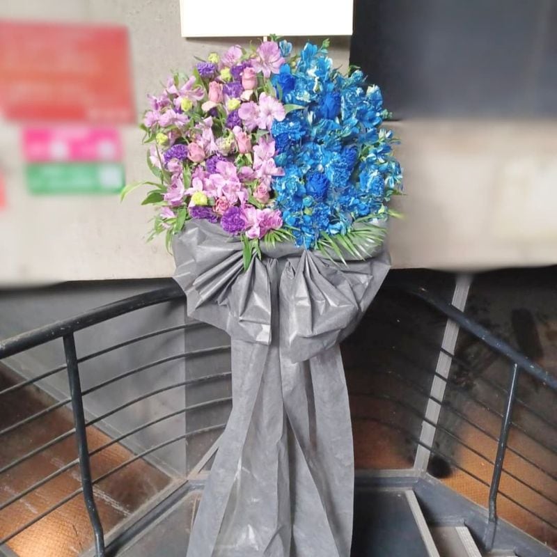 商品サムネイル: 【セレクトカラーシリーズ】【幻想を彩る黒リボン】スタンド花1段　35,000円