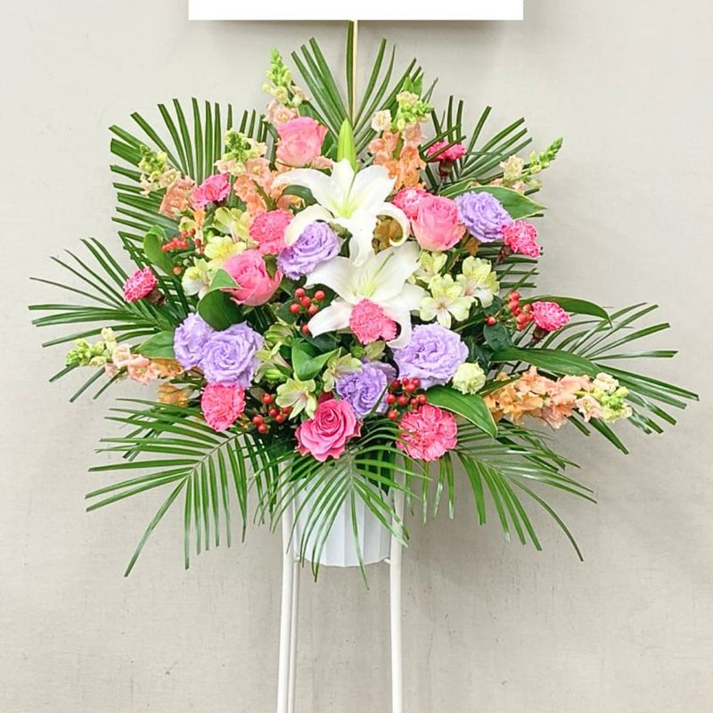商品サムネイル: 「想いが届く」スリムな形のスタンド花 1段 15000円
