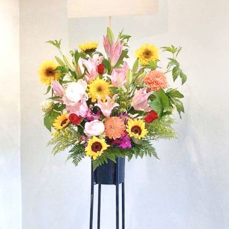 商品サムネイル: 「想いが届く」スリムな形のスタンド花 1段 16000円