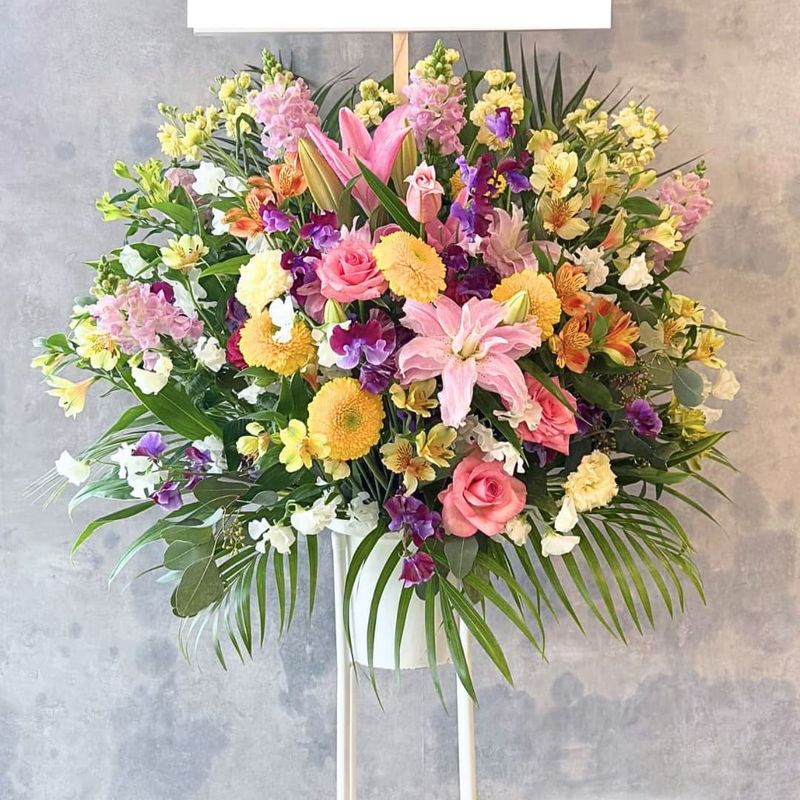 商品サムネイル: 「想いが届く」スリムな形のスタンド花 1段 16000円