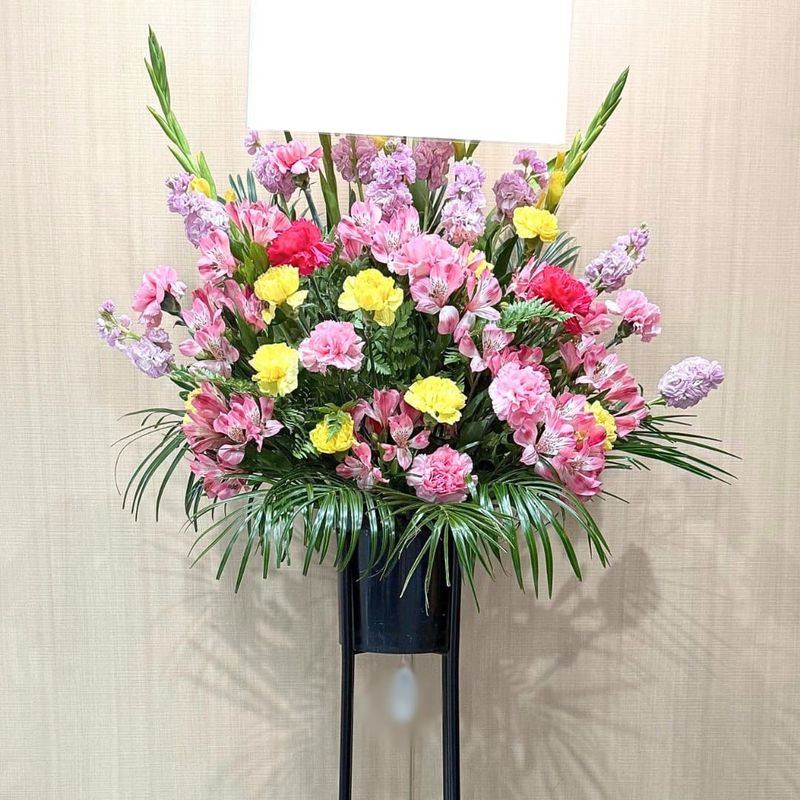 商品サムネイル: 「想いが届く」スリムな形のスタンド花 1段 17000円